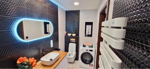 斯武普斯克Apartament LIDER na wyłączność的一间带卫生间、水槽和镜子的浴室