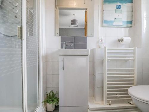 拉尔Beach Cottage的一间白色的小浴室,配有水槽和厕所