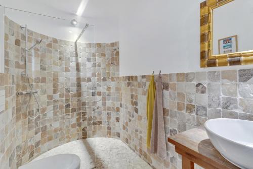 克拉伦代克Villa Aventura的一间带水槽、卫生间和淋浴的浴室