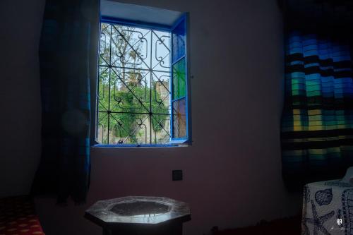 舍夫沙万CASA TROUSSI的一张桌子的房间的彩色玻璃窗