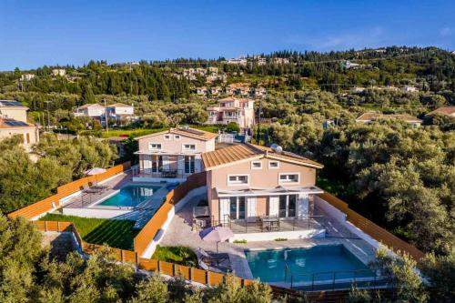苏卡雷斯Elianthos Luxury Villas的享有房屋的空中景致,设有2个游泳池