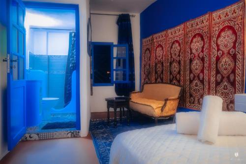 舍夫沙万CASA TROUSSI的卧室配有床、椅子和窗户。