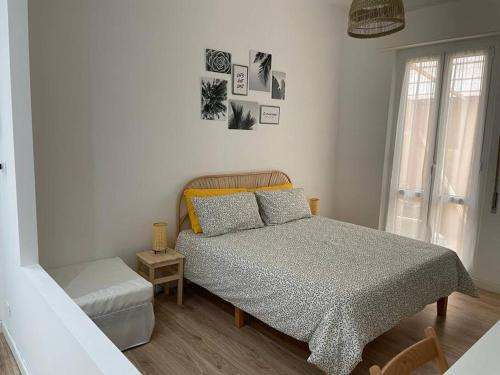阿拉西奥Casina Da Vinci, monolocale ecosostenibile的一间卧室设有一张床和一个窗口