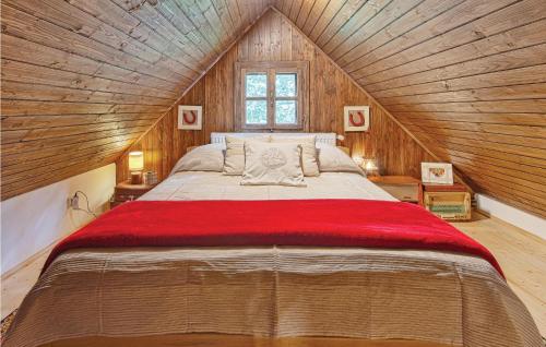 Novi Marof5 Bedroom Awesome Home In Novi Marof的阁楼上的卧室配有一张大床
