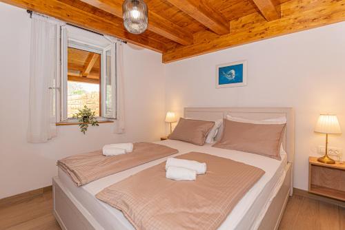希贝尼克Holiday Home Parona的一间卧室配有一张大床和两个枕头