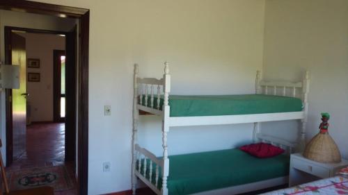 陶巴特chale da montanha的一间卧室配有两张双层床。