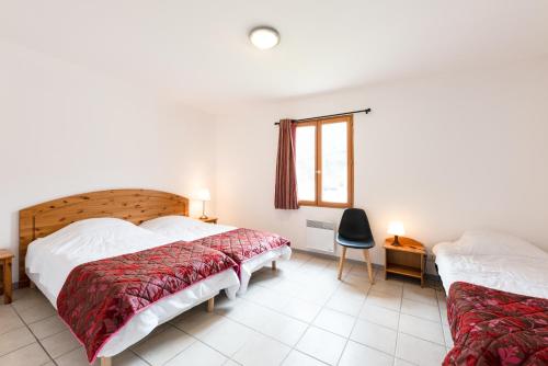 蒙布兰莱班La Tour de Guet的一间卧室设有两张床和窗户。