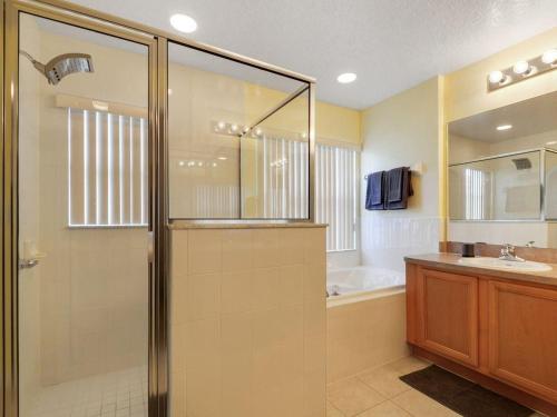 海恩斯城3 bedrooms pool home Calabay Parc Tower Lakes的带淋浴、盥洗盆和浴缸的浴室