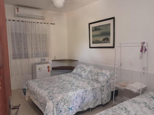 阿拉鲁阿马Recanto Suítes的一间医院间,设有两张床和窗户