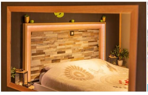 JehansterApartment Design Suite的一张木头床头板的床