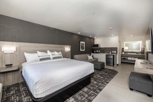 斯普林代尔Montclair Inn & Suites at Zion National Park的一间带大床的卧室和一间客厅