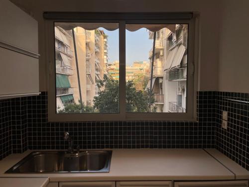 雅典Traveller's Choice Attiki的带窗户的厨房内的盥洗盆