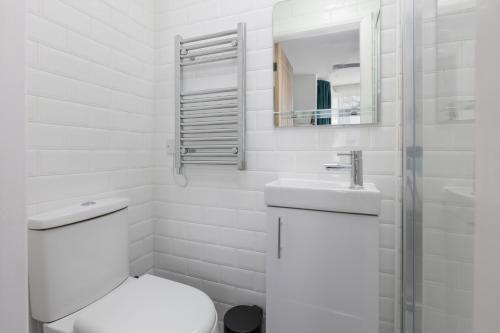 布莱克浦Charles Alexander Short Stay - TheWestern Blackpool的白色的浴室设有卫生间和水槽。