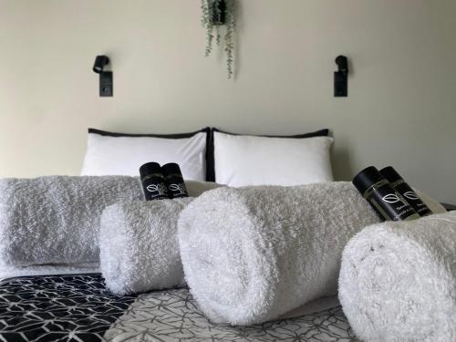 帕罗奇亚Mellow Paros的一间卧室配有两张带枕头的灰色沙发。