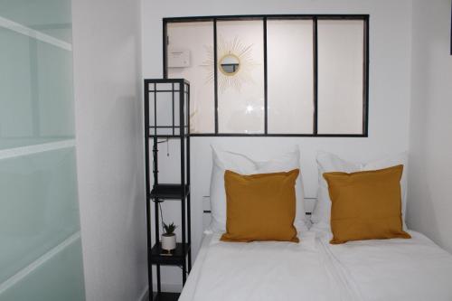 海尔布隆Zentrales schickes Apartment的一间卧室配有带橙色枕头的床