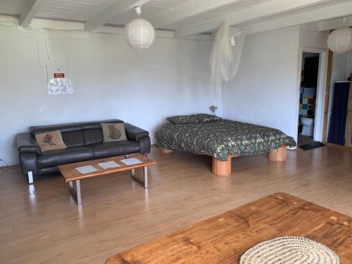 Lajes das FloresHouse with Forest View的客厅配有沙发和桌子