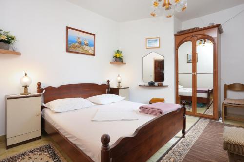 泰斯Apartments by the sea Stanici, Omis - 1028的一间卧室配有一张床和镜子