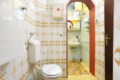 泰斯Apartments by the sea Stanici, Omis - 1028的一间带卫生间和水槽的浴室