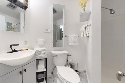 CamptonSunset Side的白色的浴室设有卫生间和水槽。