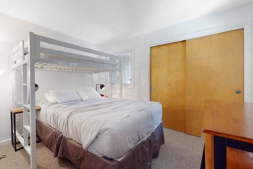 CamptonSunset Side的卧室配有白色的床和木门