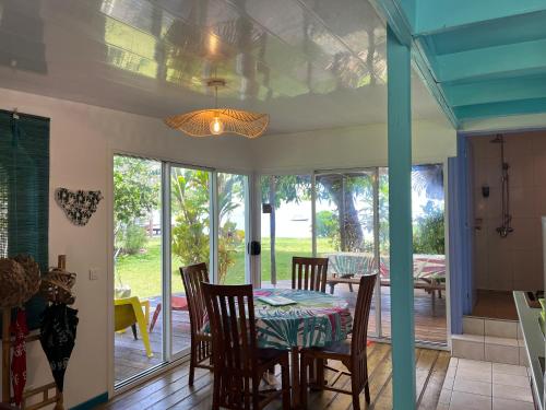 哈皮蒂莫雷阿岛里那威海滩度假酒店的一间带桌椅的用餐室