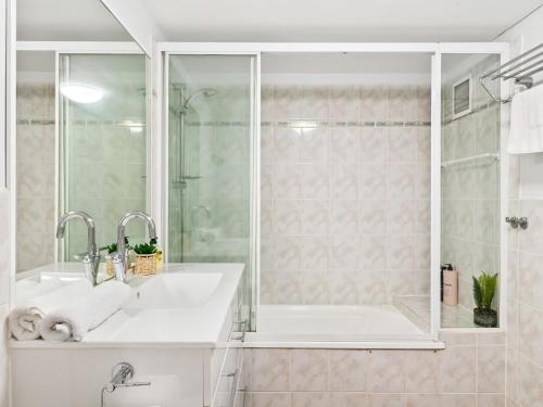 布里斯班Spacious 2 Bed 2 Bath Apartment at South Brisbane的带浴缸、水槽和淋浴的浴室