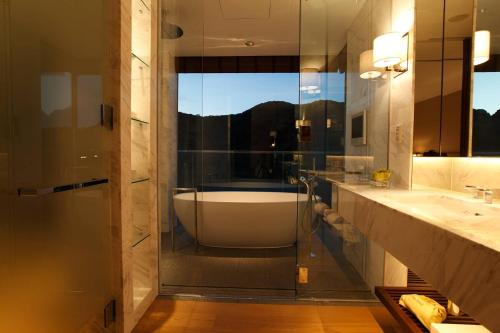 SaikaiOliveBay Hotel的带浴缸、水槽和淋浴的浴室