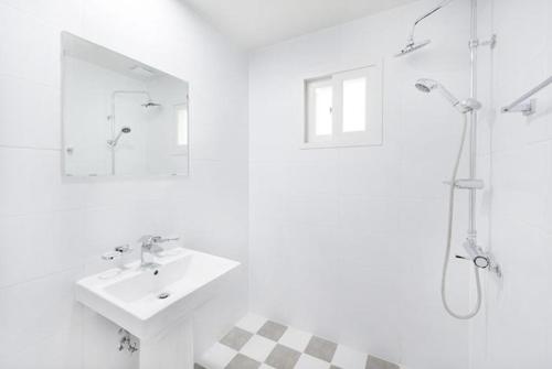 潭阳Meteora Pension的白色的浴室设有水槽和淋浴。