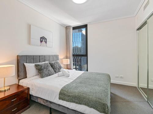 布里斯班City Centre 3BR Apartment with Stunning Views的一间卧室设有一张床和一个大窗户
