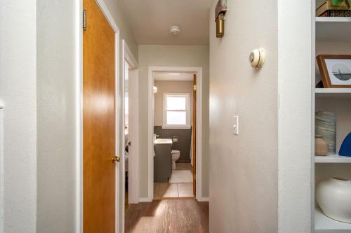 法戈NEW Charming Home in the Heart of North Fargo的走廊上设有1间带卫生间的浴室