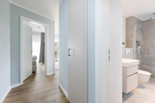 沙博伊茨Sturmfrei Suite 4的白色的浴室设有卫生间和水槽。