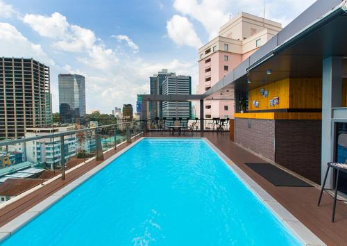 胡志明市RAMADA ENCORE BY WYNDHAM SAIGON D1 - Formerly M Boutique Hotel Saigon的大楼屋顶上的大型游泳池