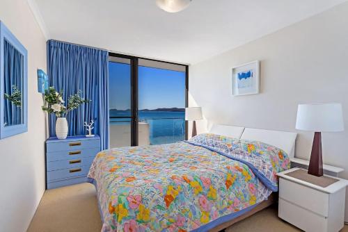 士兵点Gorgeous Harbourside with Stunning views的一间卧室设有一张床和一个大窗户