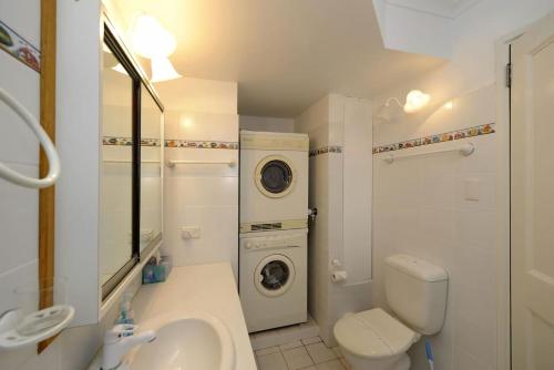 士兵点Gorgeous Harbourside的浴室配有卫生间水槽和洗衣机。