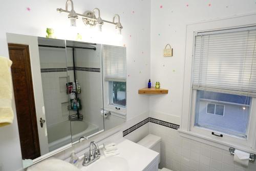 法戈Large North Fargo Home near NDSU的白色的浴室设有水槽和镜子