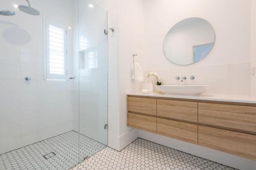 扬巴Biirinba Top Floor - oceanstays的白色的浴室设有水槽和镜子