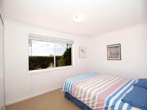 尼尔森湾Beachside Shoal Bay Unit 2的白色的卧室设有床和窗户