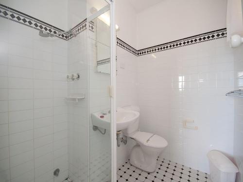 尼尔森湾Beachside Shoal Bay Unit 2的白色的浴室设有卫生间和水槽。