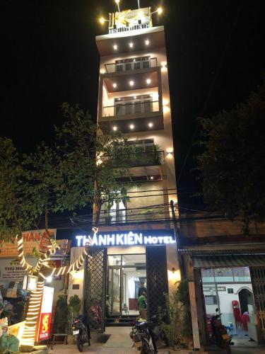 Xóm Mỹ CaThành Kiên Hotel的商店前有标志的高楼