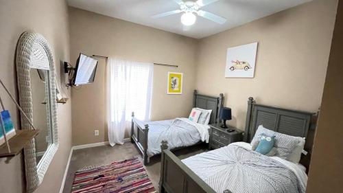 基西米Beautiful 3 Bedroom Apartment minutes from Disney!的一间卧室配有两张单人床和吊扇