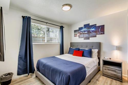 盐湖城Near City Center - Full Kitchen - Fast Wi-Fi的一间卧室配有一张带蓝色床单的床和一扇窗户。