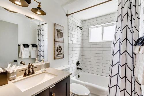 盐湖城Near City Center - Full Kitchen - Fast Wi-Fi的白色的浴室设有水槽和卫生间。