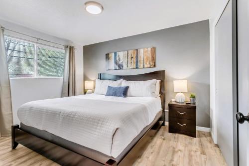 盐湖城King Bed - Fast WiFi - Sugarhouse Health Center的一间卧室设有一张大床和一个窗户。