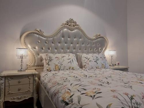 悉尼Sapphire Royale Suite in Macquarie Park的一间卧室设有一张大床和两个床头柜