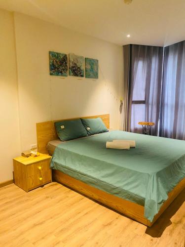 下龙湾Homestay Huy Hoàng的一间卧室设有一张大床和一个窗户。