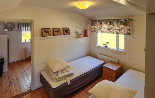 奥胡斯2 Bedroom Cozy Home In hus的小房间设有床和窗户