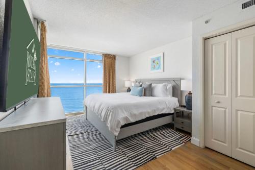 默特尔比奇The Grand Myrtle BAY VIEW 1503 Full New Remodel的一间卧室配有一张床,享有海景