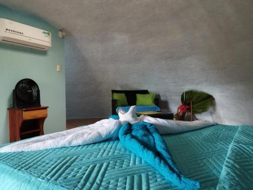 德雷克Domito Corcovado的一间卧室配有一张带海星的蓝色棉被的床。