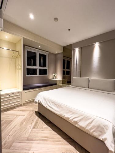 万隆R30 Apartemen Gateway Pasteur 2BR Daymentroom的卧室设有一张白色大床和两个窗户。