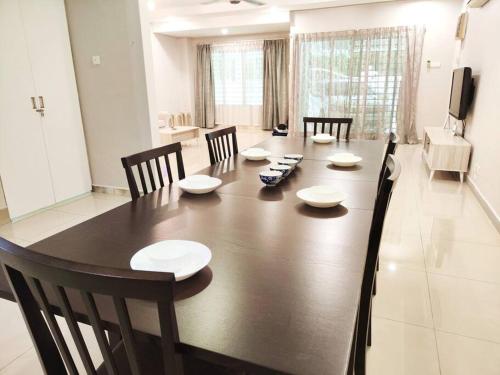 普崇Puchong Landed Homestay - 2nd unit @ BKT Puchong的用餐室配有大型木桌和椅子